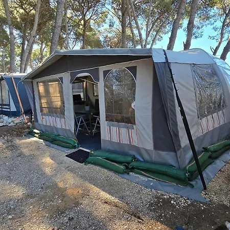 Caravan Near The Sea Campingplatz Ugljan