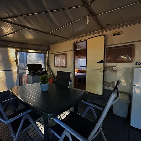 Caravan Near The Sea 乌格连